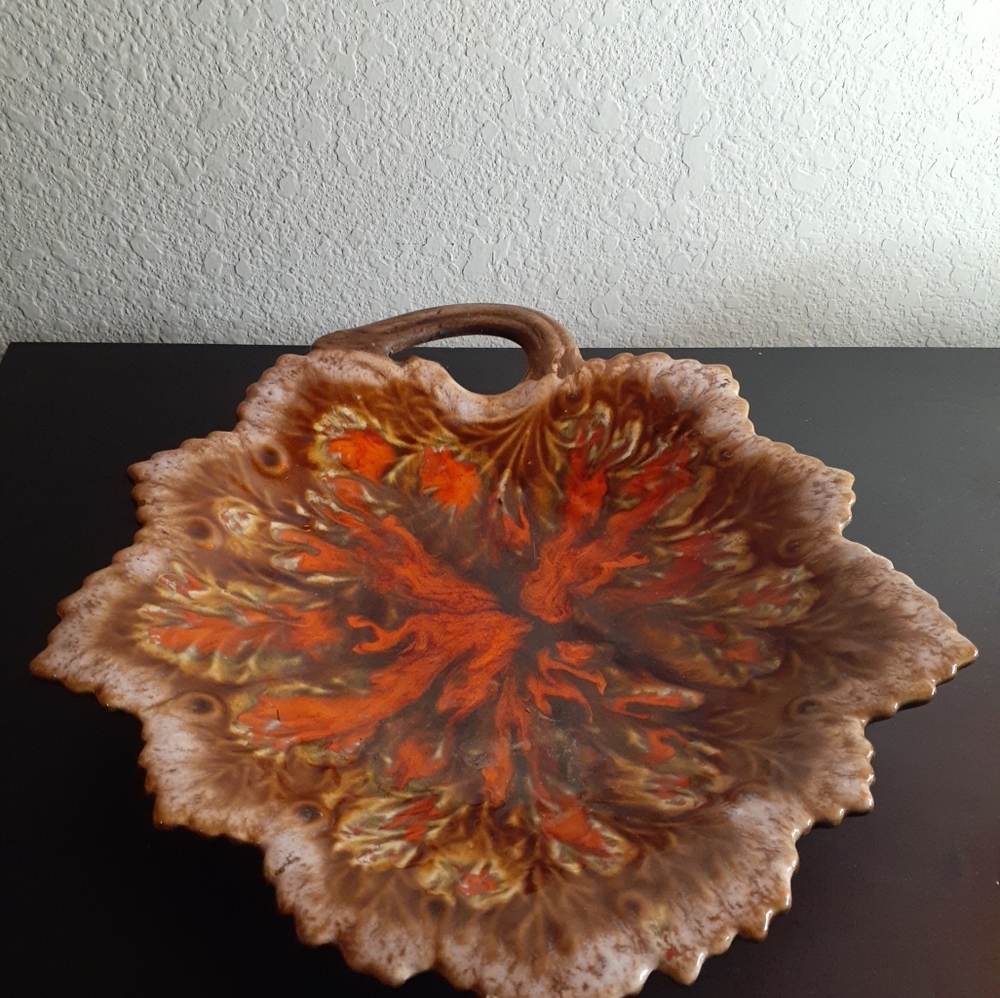 GORGEOUS Artist Signed Treasure Craft 10" Leaf Shaped Shallow Bowl with Handle.